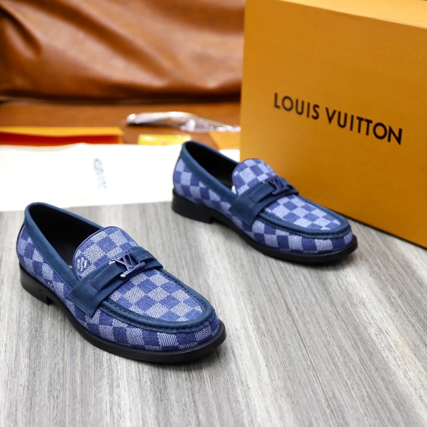 Men's shoes 💰: 💰900LV Louis Vuitton slip-on loafers, top quality products produced in Dongguan, ready for sale! This LV Glove loafer is made of selected soft cowhide, with a slightly wrinkled leather surface and a very high-end texture. Each pair is unique. The leather surface is light and soft, with a fine texture and good luster. It is a classic loafer style, with exquisite handmade mark stitching on the toe, and a square toe configuration to highlight the classic style. The horizontal band has hot-printed LV three-dimensional letters, semi-solid handcrafts and a genuine leather outsole, and a rubber patch on the heel to create wear-resistant performance and comfort. One of the must-have loafers for men! Comes with full original packaging! Code number: 38-39-40-41-42-43-44 (38, 45, 46 customized) standard leather shoe code
